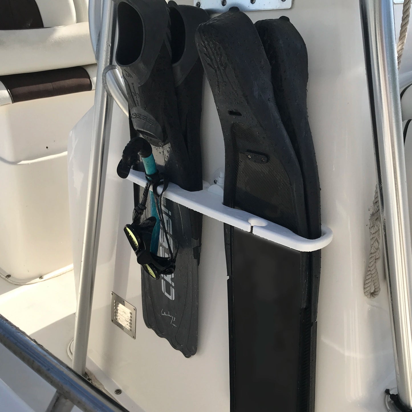 Double Fin and Snorkel Holder with SeaSucker Mount is the must-have marine life product for the avid snorkeler. It holds all your snorkeling gear in one place and it’s quality construction using only King brand Starboard with UV resistance won’t beat up your nice boat finish. Place wherever it works best on your boat.